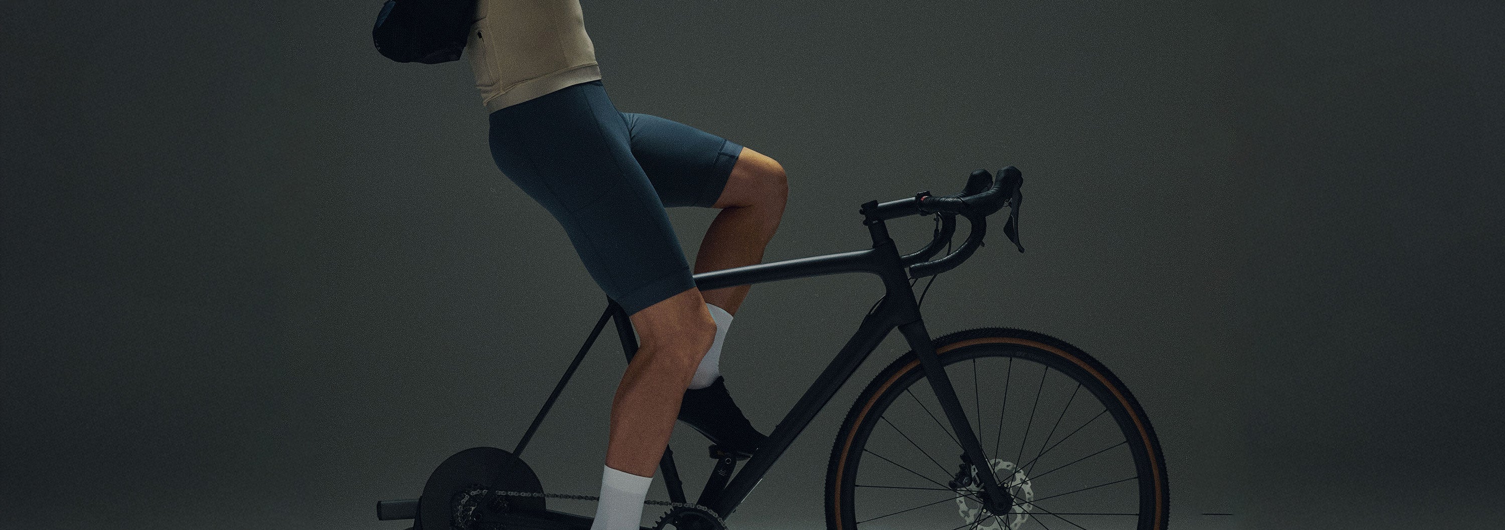 Personne à vélo sur fond sombre