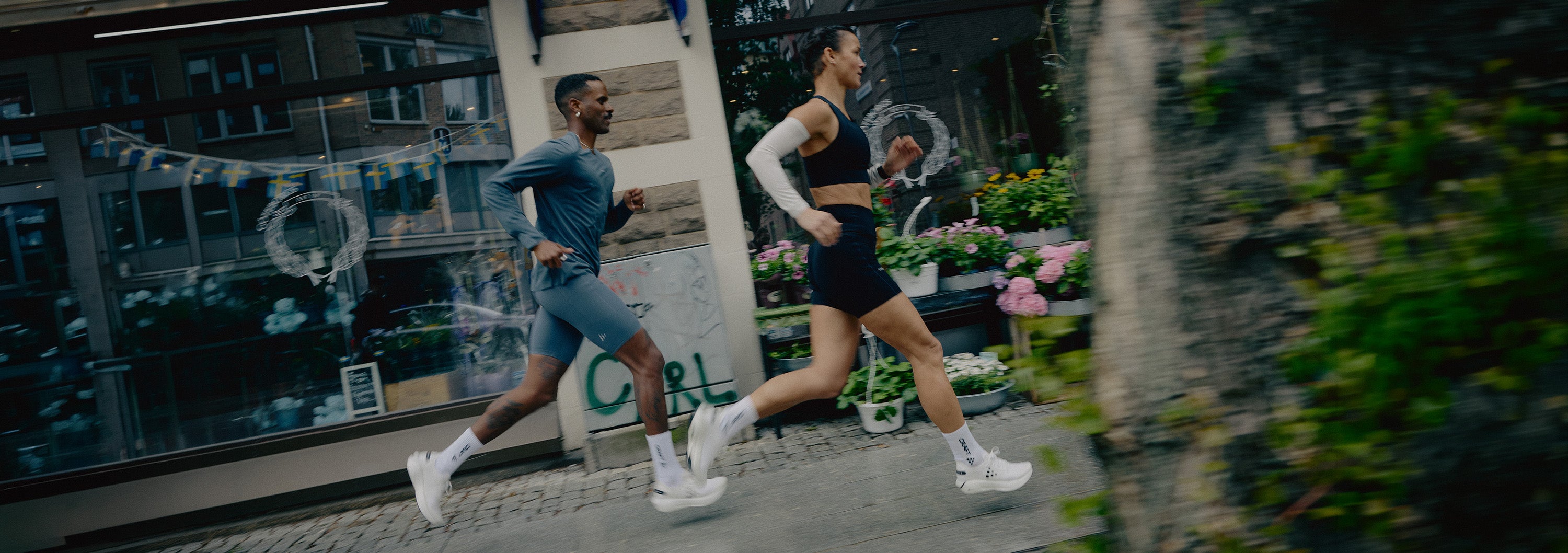 Deux coureurs en tenue de sport faisant leur jogging dans une rue de la ville.