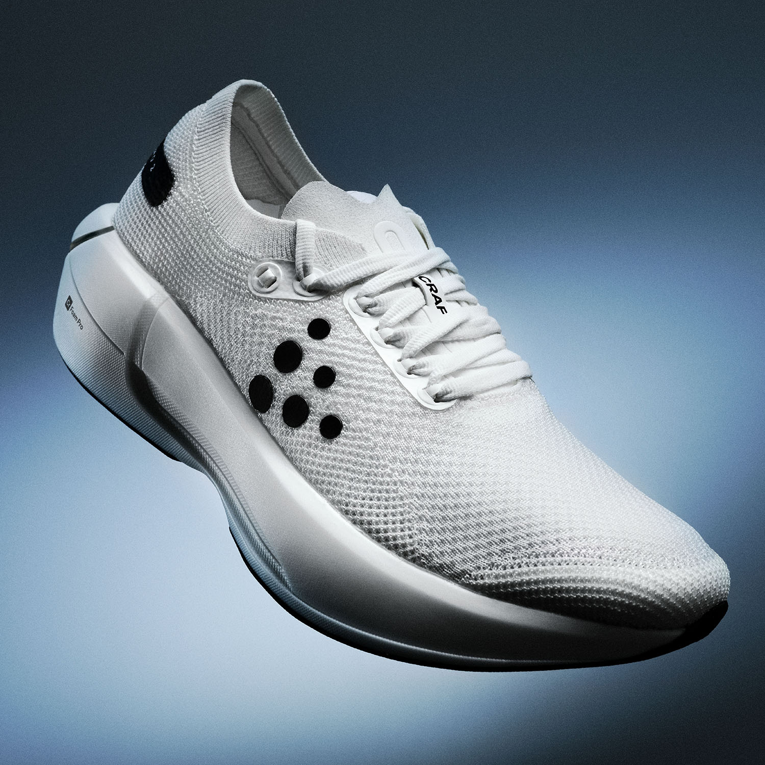 Chaussure de sport grise avec des accents noirs sur un fond bleu dégradé