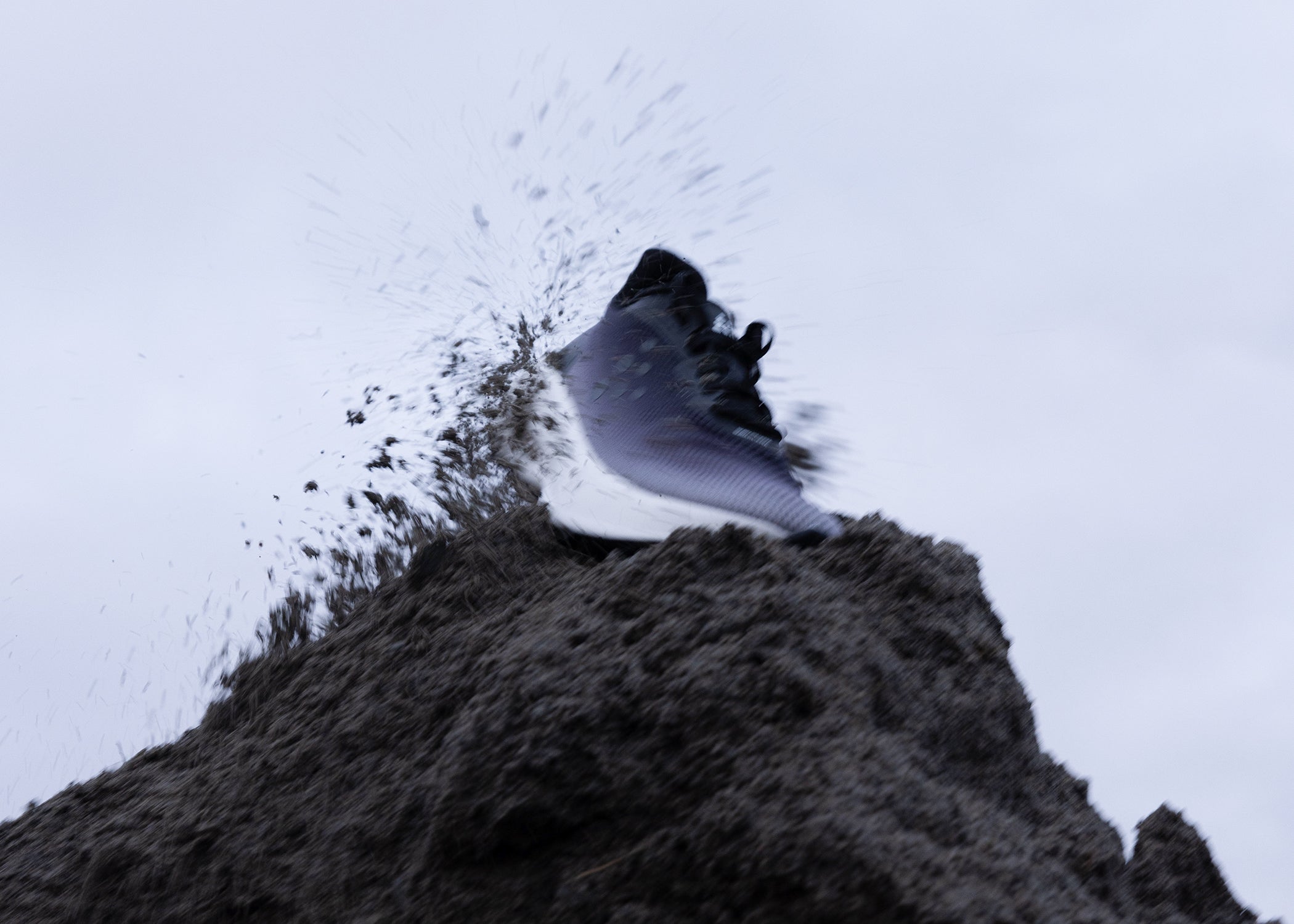 Chaussure au sommet d'un tas de terre