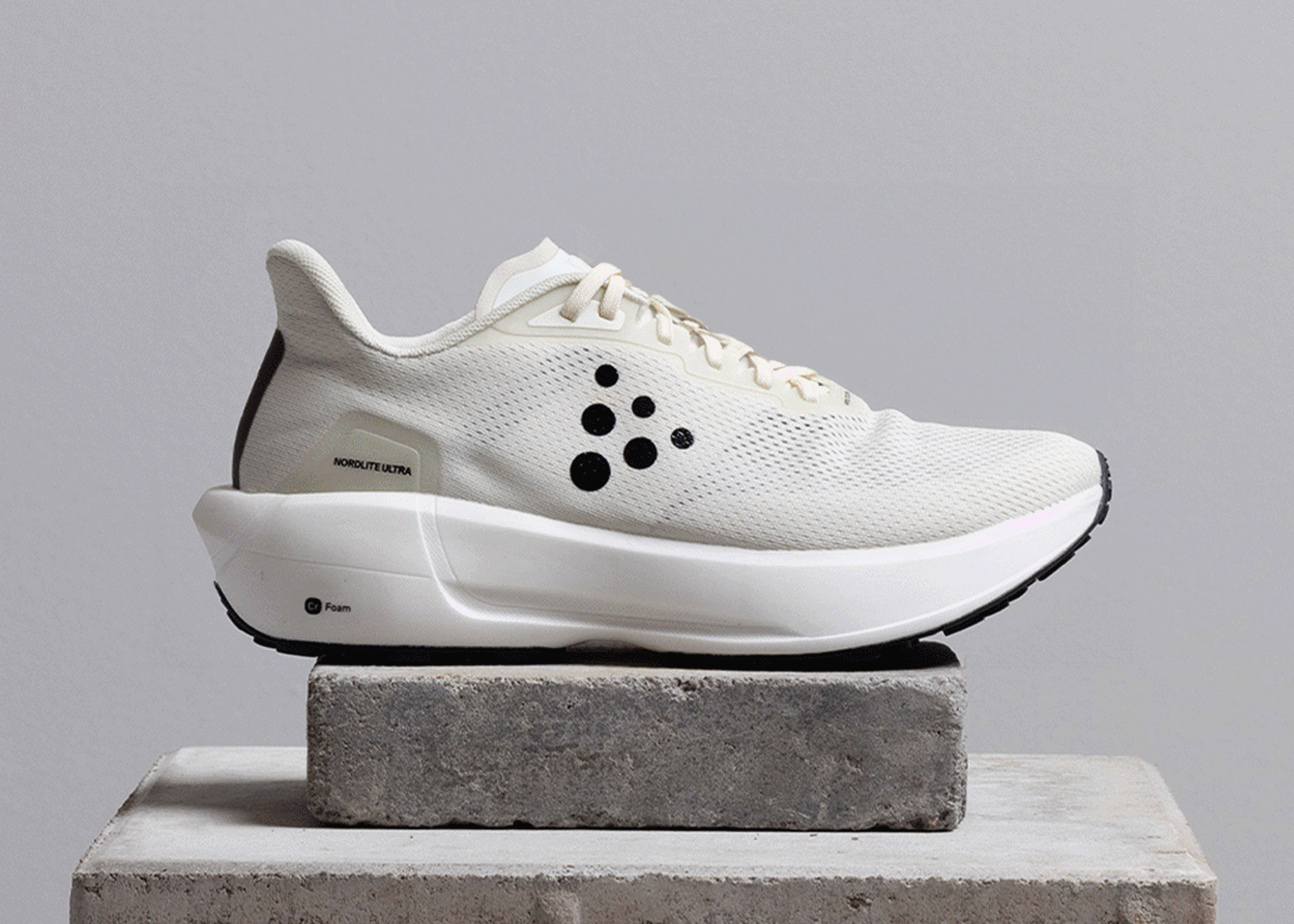 Image tournante de chaussures de course de différentes couleurs.