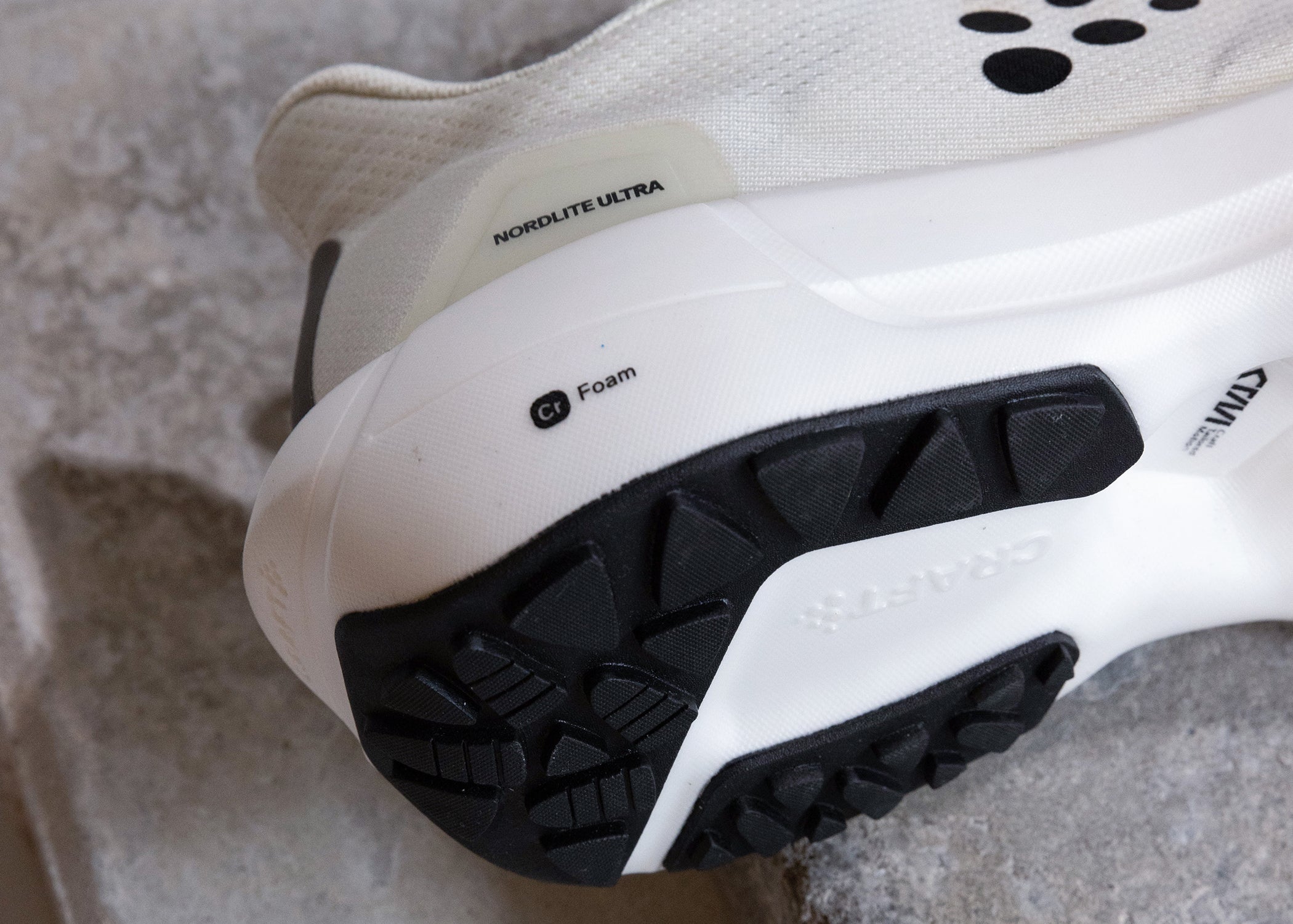 Détail du talon d'une chaussure de course.