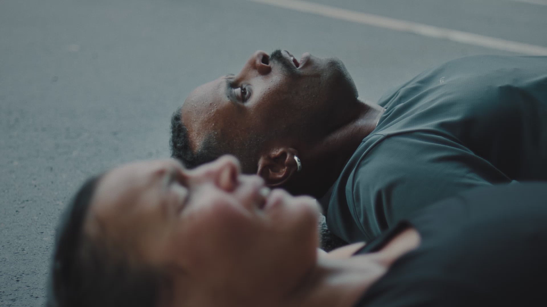 Montage de chaussures de course blanches et de coureurs